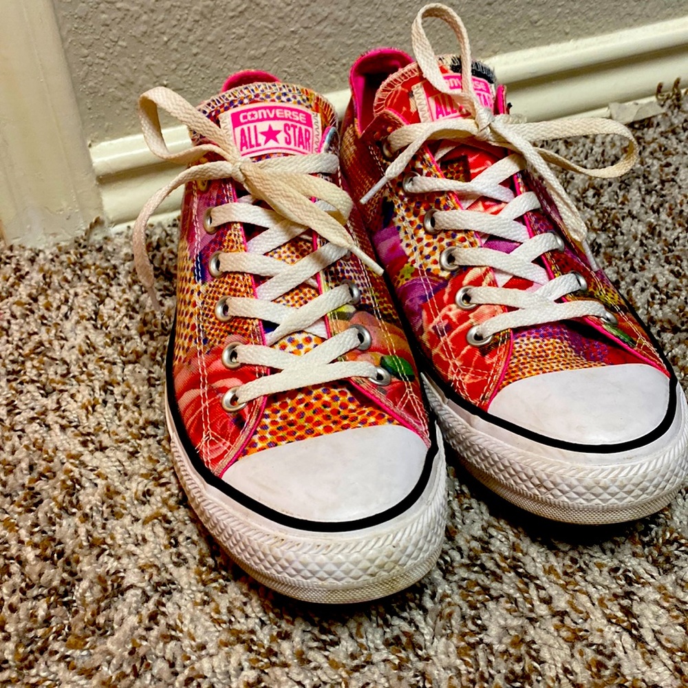 Multi-color Flower low-top converse all star.